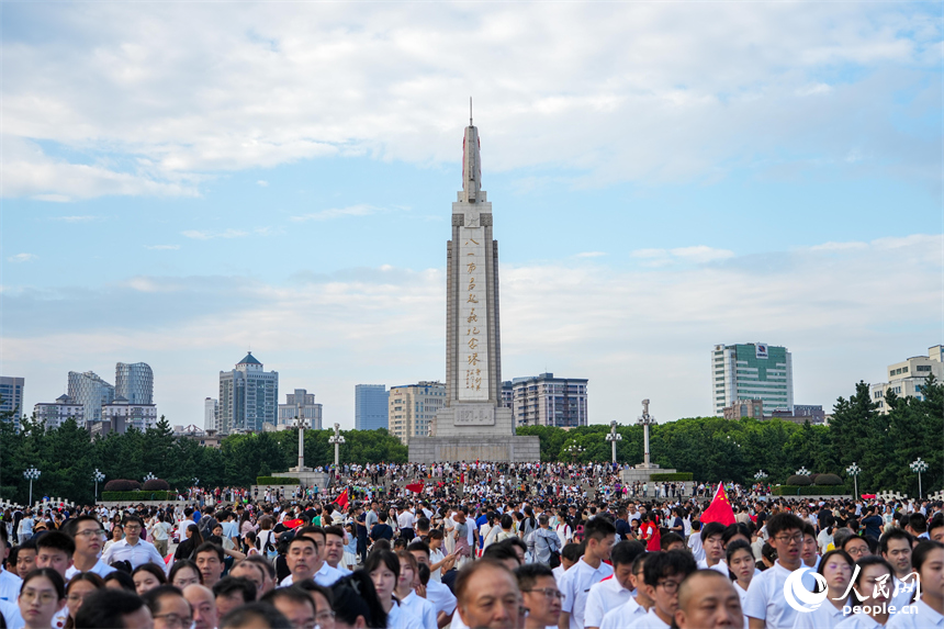 活動結束后現場觀眾駐足流連。人民網 涂詩軒攝