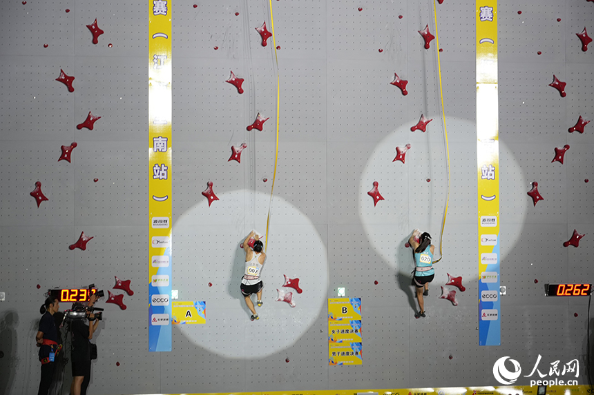 攀巖賽場之上，運動員正拼盡全力向上攀爬。 人民網 涂詩軒攝