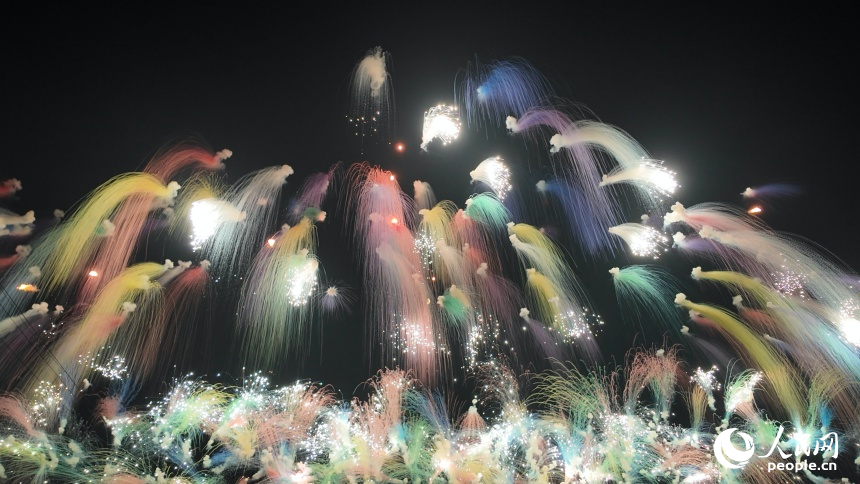 絢爛的煙花在萬載縣龍湖公園上空綻放。人民網 鄒玢琦攝