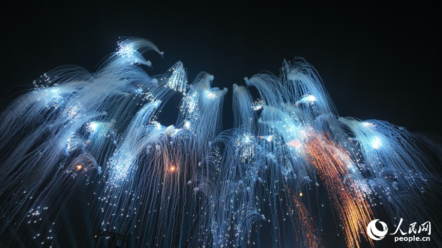 絢爛的煙花在萬載縣龍湖公園上空綻放。人民網 鄒玢琦攝