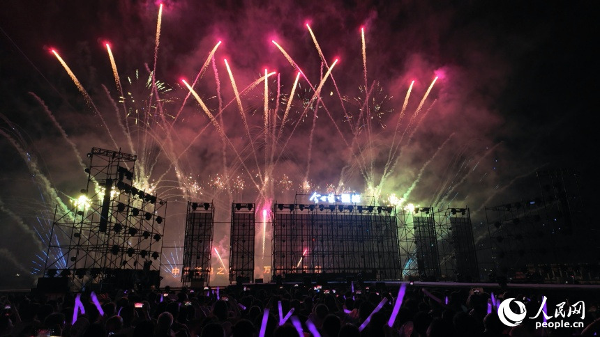 煙花持續升空，將晚會氣氛推向高潮。人民網 鄒玢琦攝