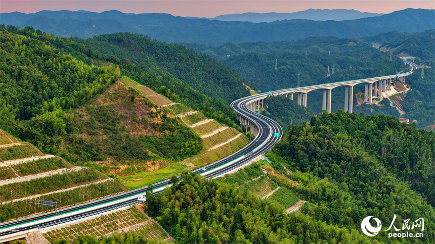 贛州市上猶縣陡水鎮，車輛行駛在建成通車后的遂大高速上猶江特大橋上。人民網 朱海鵬攝