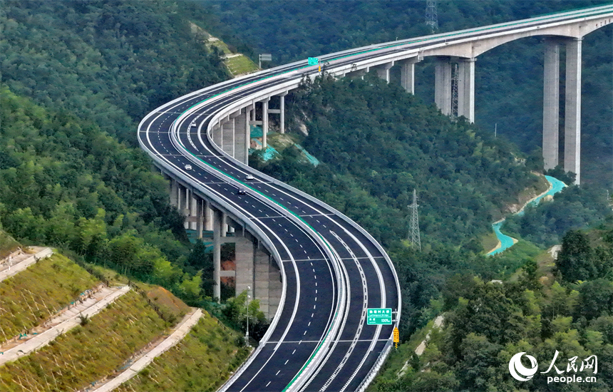 贛州市上猶縣陡水鎮，車輛行駛在建成通車后的遂大高速上猶江特大橋上。人民網 朱海鵬攝