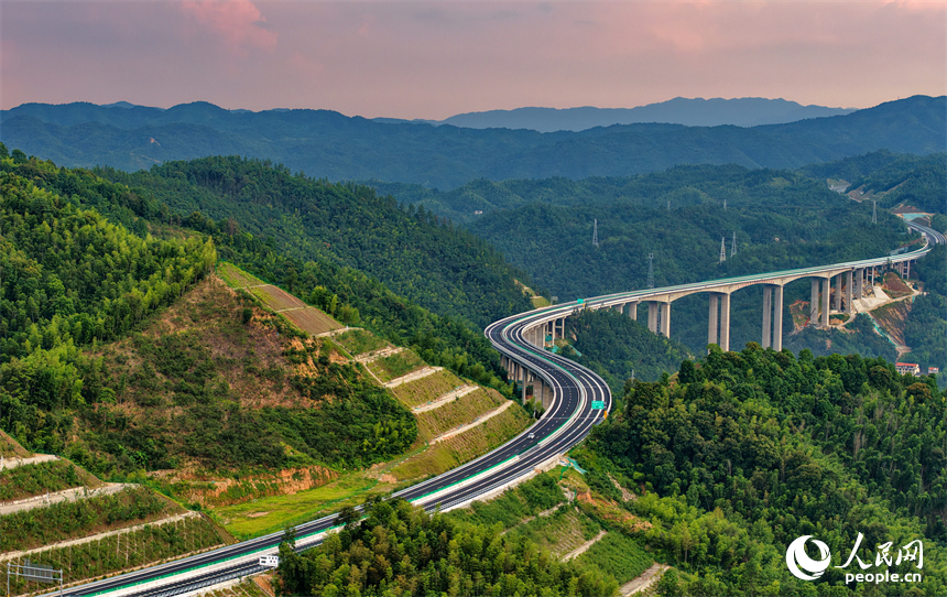 贛州市上猶縣陡水鎮，車輛行駛在建成通車后的遂大高速上猶江特大橋上。人民網 朱海鵬攝