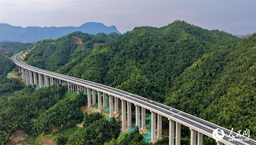 贛州市上猶縣陡水鎮，車輛行駛在建成通車后的遂大高速賴塘村大橋上。人民網 朱海鵬攝