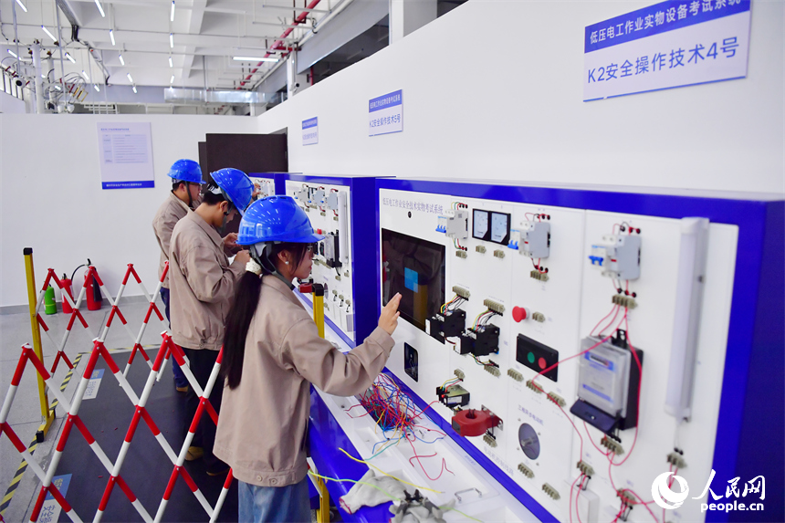 學員正在進行低壓電工作業實物設備實操考試。人民網記者 時雨攝