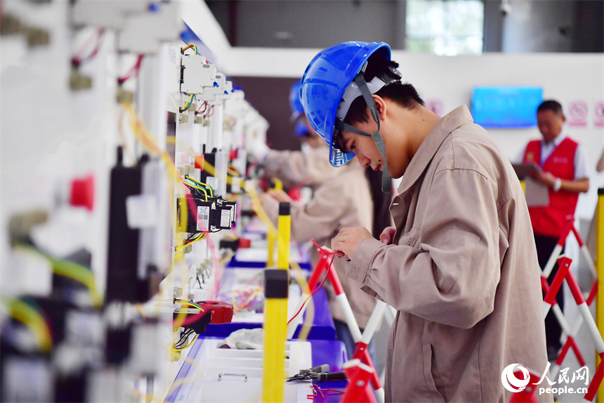 學員正在進行低壓電工作業實物設備實操考試。人民網記者 時雨攝