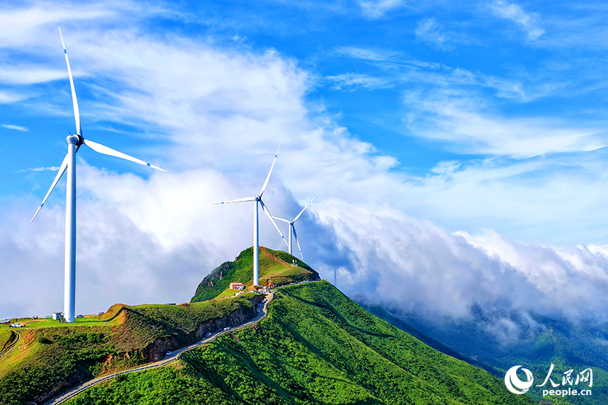 贛州市上猶縣雙溪草山，一臺臺風力發電機迎風旋轉，吸引許多游客前來觀賞“云蒸霞蔚、風葉飛旋”的獨特美景。人民網 朱海鵬攝