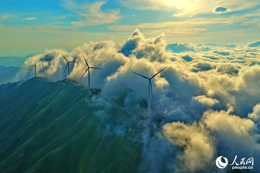 贛州市上猶縣雙溪草山，一臺臺風力發電機迎風旋轉，吸引許多游客前來觀賞“云蒸霞蔚、風葉飛旋”的獨特美景。人民網 朱海鵬攝