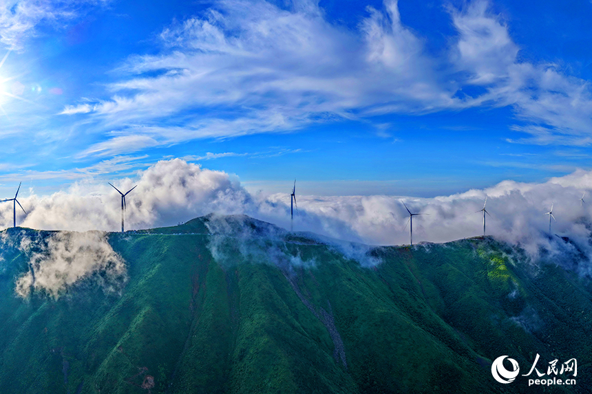 贛州市上猶縣雙溪草山，一臺臺風力發電機迎風旋轉，吸引許多游客前來觀賞“云蒸霞蔚、風葉飛旋”的獨特美景。人民網 朱海鵬攝