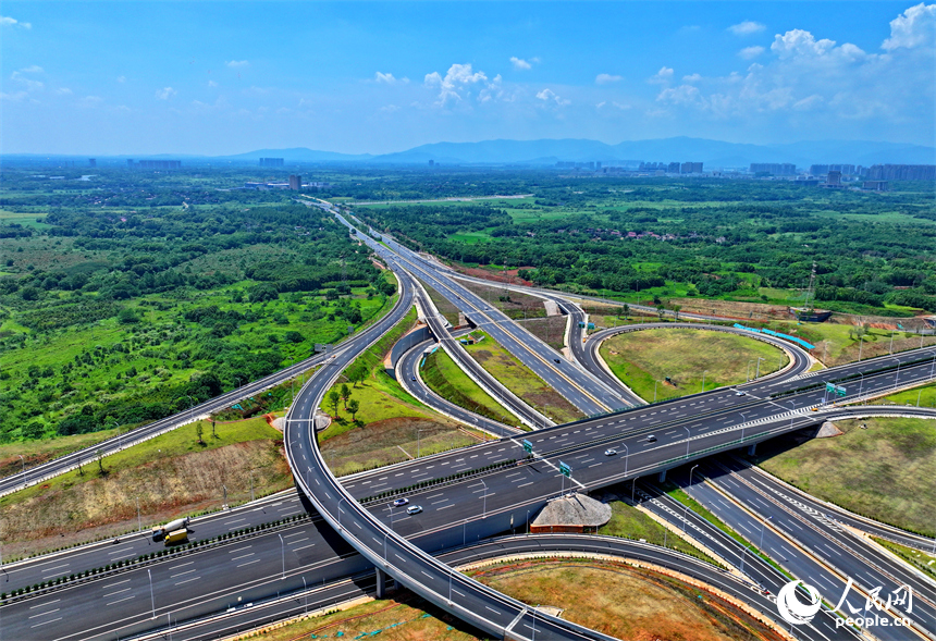 南昌市紅谷灘區，新建成的楓生快速路互通立交樞紐上的車輛往來疾馳。人民網 朱海鵬攝