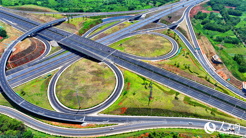 南昌市紅谷灘區，新建成的楓生快速路互通立交樞紐上的車輛往來疾馳。人民網 朱海鵬攝