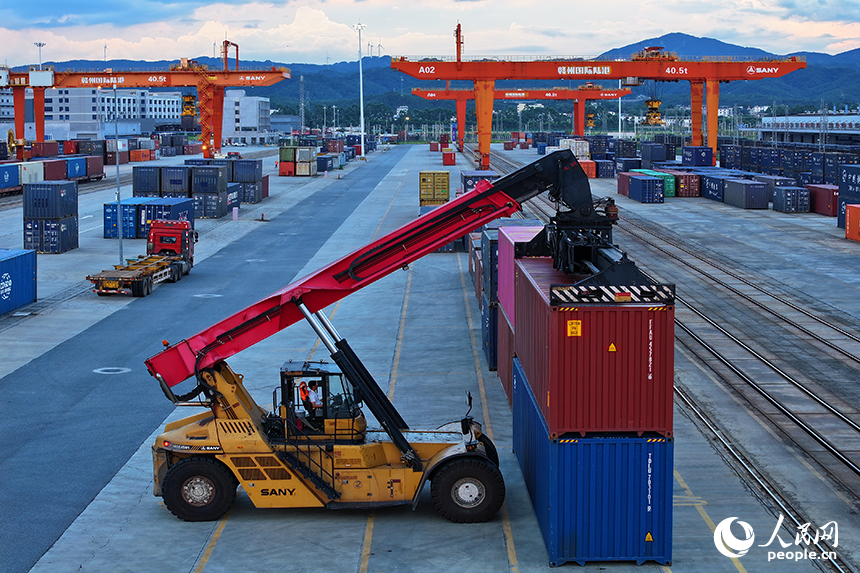 贛州市贛州國際陸港，吊裝設備在裝運進出口貨物集裝箱，貨場一派繁忙景象。人民網 朱海鵬攝
