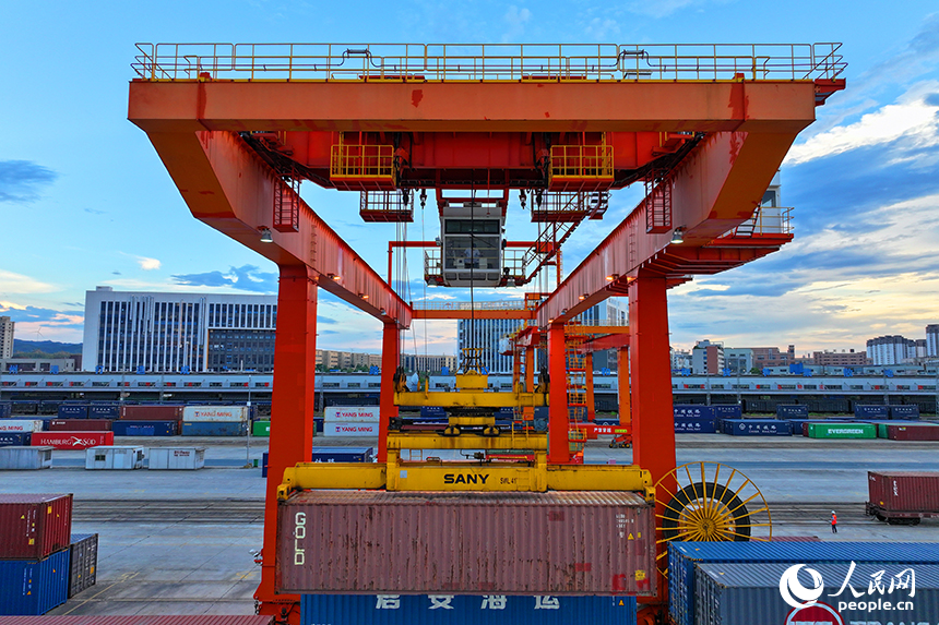 贛州市贛州國際陸港，吊裝設備在裝運進出口貨物集裝箱，貨場一派繁忙景象。人民網 朱海鵬攝