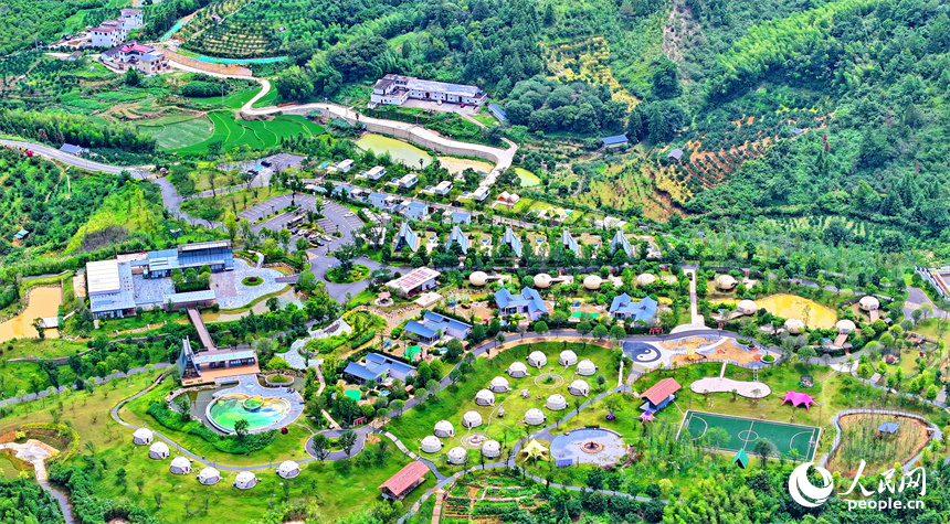 贛州市崇義縣鉛廠鎮石河底村，鱗次櫛比的鋁制裝配式民宿建筑造型獨特，吸引不少游客前來體驗游玩。人民網 朱海鵬攝