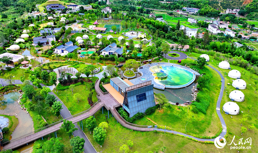 贛州市崇義縣鉛廠鎮石河底村，鱗次櫛比的鋁制裝配式民宿建筑造型獨特，吸引不少游客前來體驗游玩。人民網 朱海鵬攝