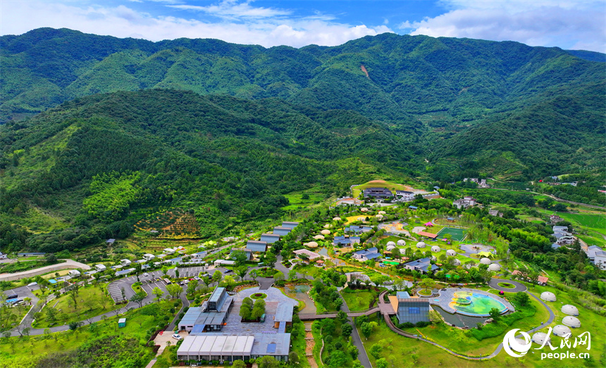 贛州市崇義縣鉛廠鎮石河底村，鱗次櫛比的鋁制裝配式民宿建筑造型獨特，吸引不少游客前來體驗游玩。人民網 朱海鵬攝