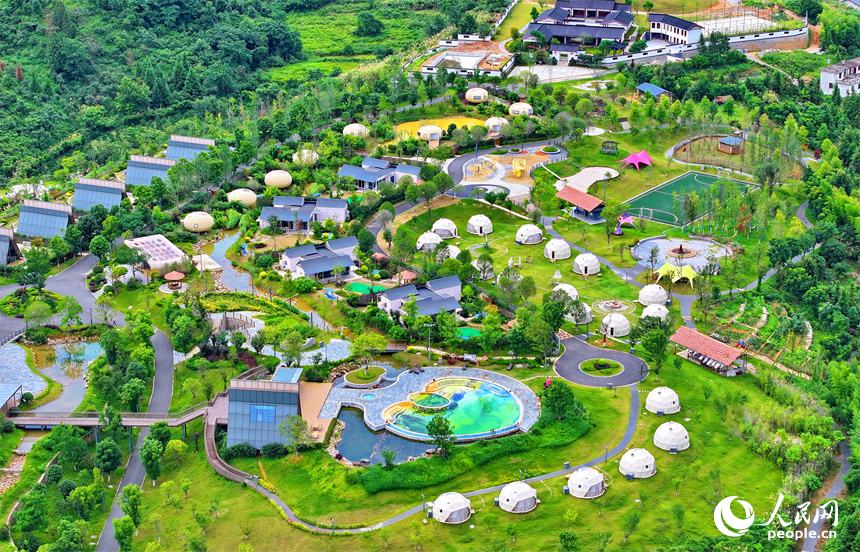 贛州市崇義縣鉛廠鎮石河底村，鱗次櫛比的鋁制裝配式民宿建筑造型獨特，吸引不少游客前來體驗游玩。人民網 朱海鵬攝