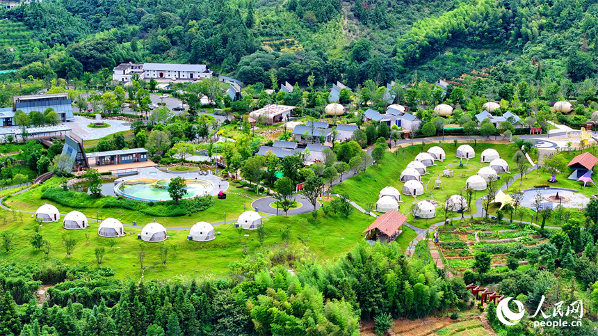 贛州市崇義縣鉛廠鎮石河底村，鱗次櫛比的鋁制裝配式民宿建筑造型獨特，吸引不少游客前來體驗游玩。人民網 朱海鵬攝