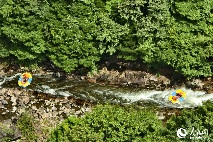 在江西省資溪縣大覺山的漂流水道上，游客們正乘著小艇順流而下，享受山泉水帶來的清涼。人民網記者 時雨攝