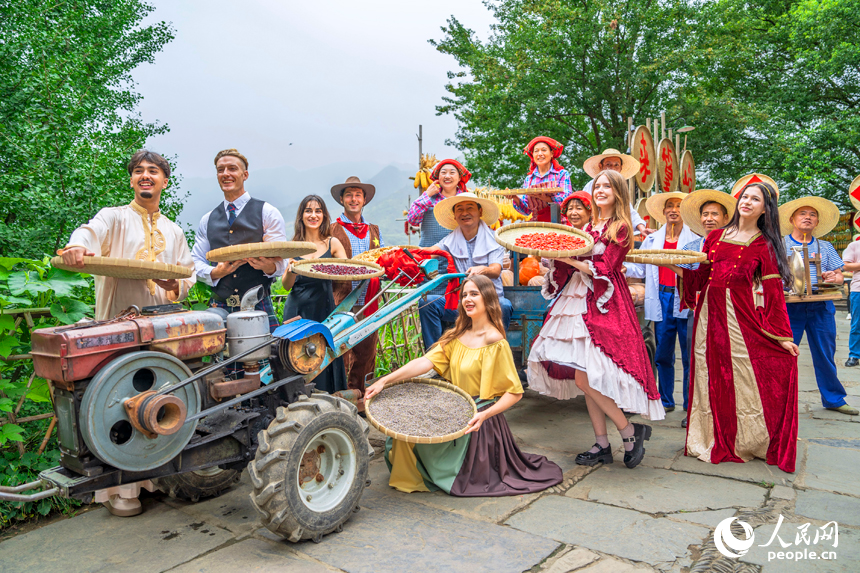 許多外國游客前來體驗立秋“曬秋”習俗。人民網 朱海鵬攝