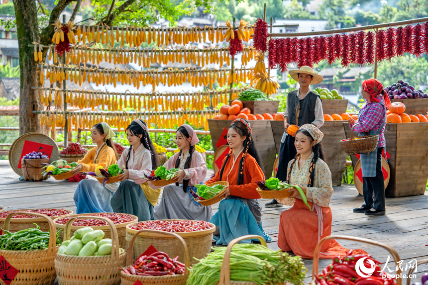 農產品展示成為“曬秋”文化季的特色亮點。人民網 朱海鵬攝