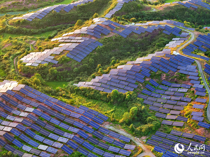 一塊塊的光伏發電板錯落分布，空中俯瞰，蔚為壯觀。人民網 朱海鵬攝