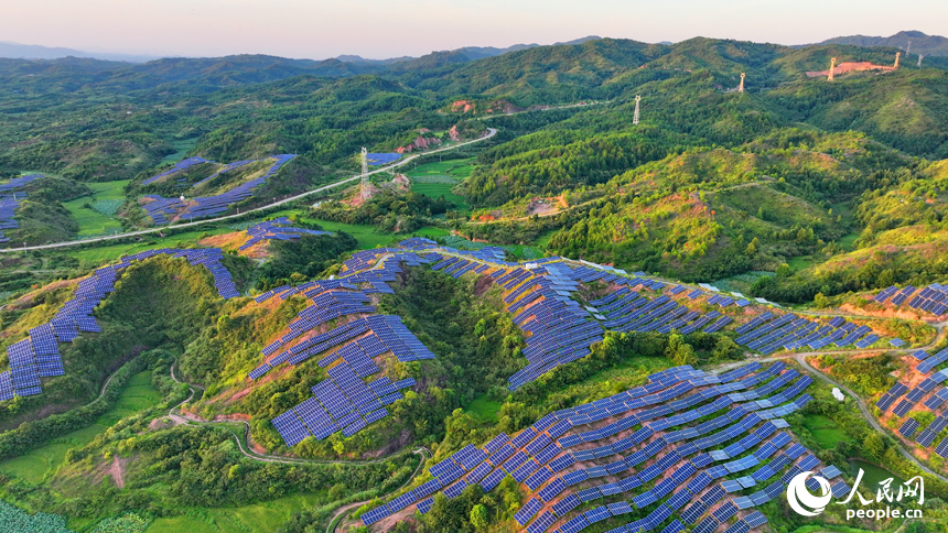 一塊塊的光伏發電板錯落分布，空中俯瞰，蔚為壯觀。人民網 朱海鵬攝