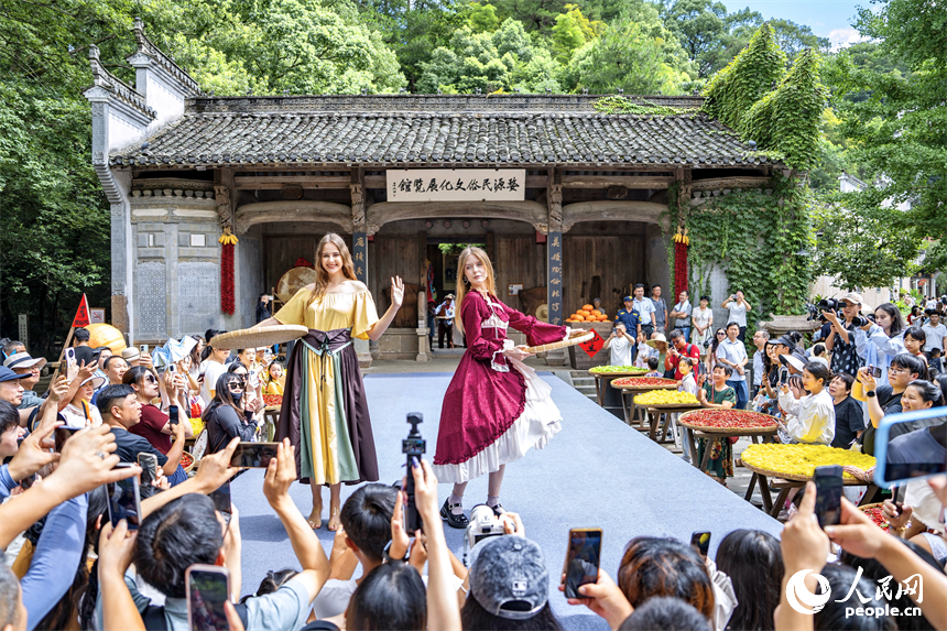 游客在觀看外籍演員展示農耕民俗。人民網 朱海鵬攝