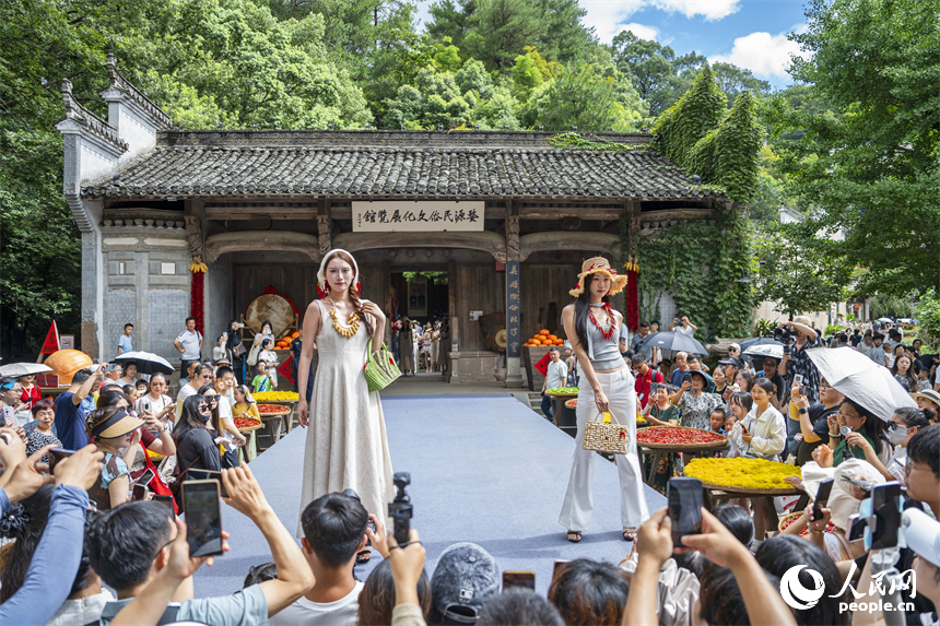 游客在觀看農耕民俗T臺秀。人民網 朱海鵬攝