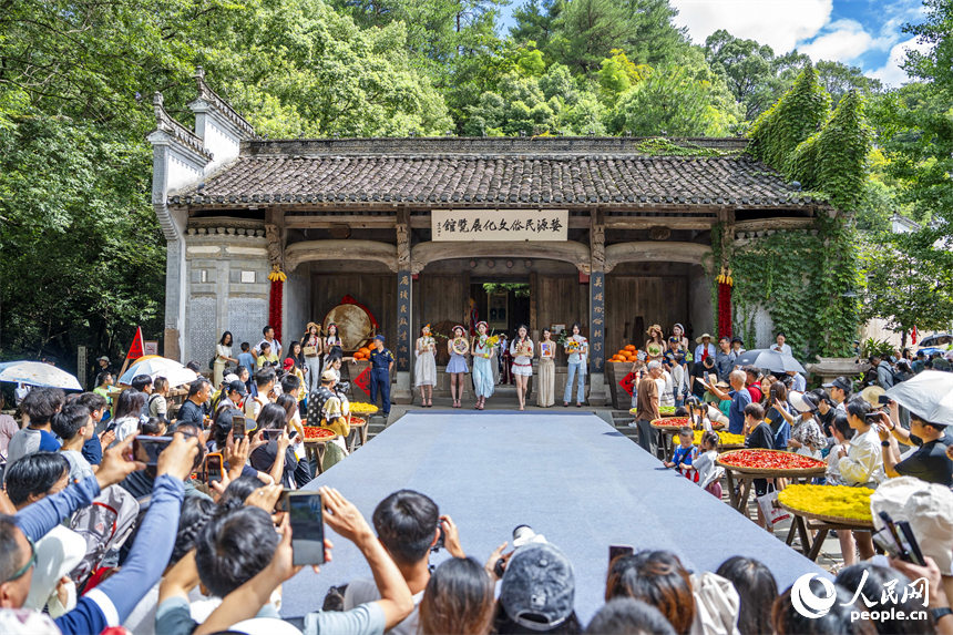 游客在觀看農耕民俗T臺秀。人民網 朱海鵬攝