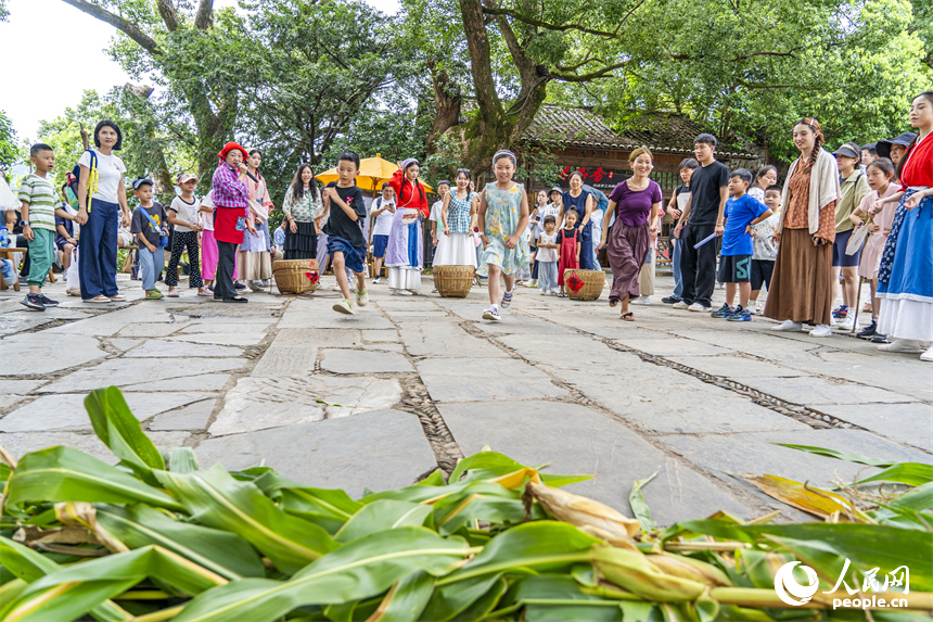 游客在參與互動游戲。人民網 朱海鵬攝