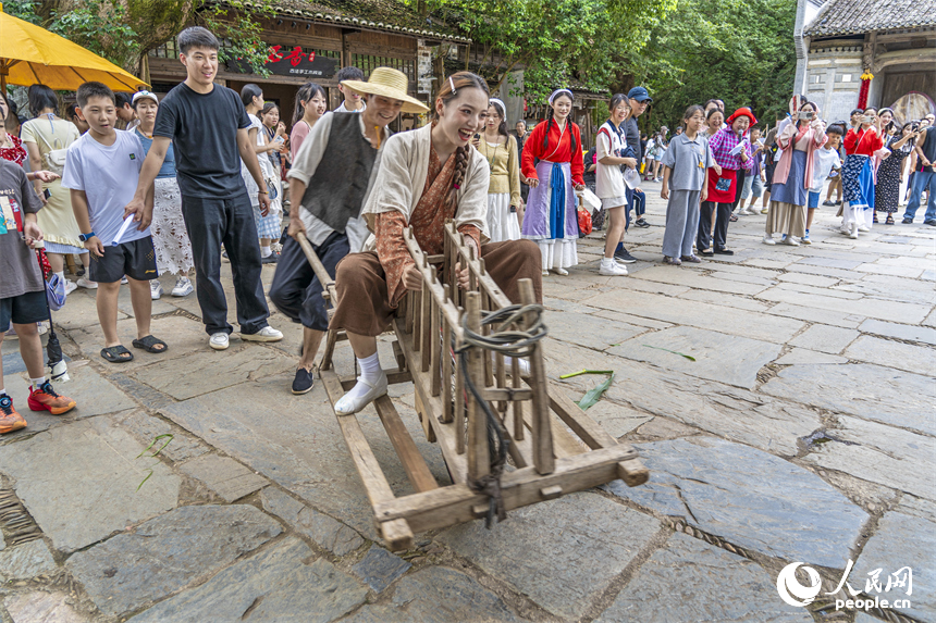 游客在參與互動游戲。人民網 朱海鵬攝