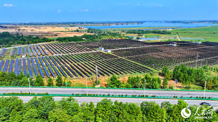 南昌市紅谷灘區厚田鎮的一處光伏發電站，連片安裝的光伏發電板整齊排列，源源不斷地向電網輸送電能。人民網 朱海鵬攝