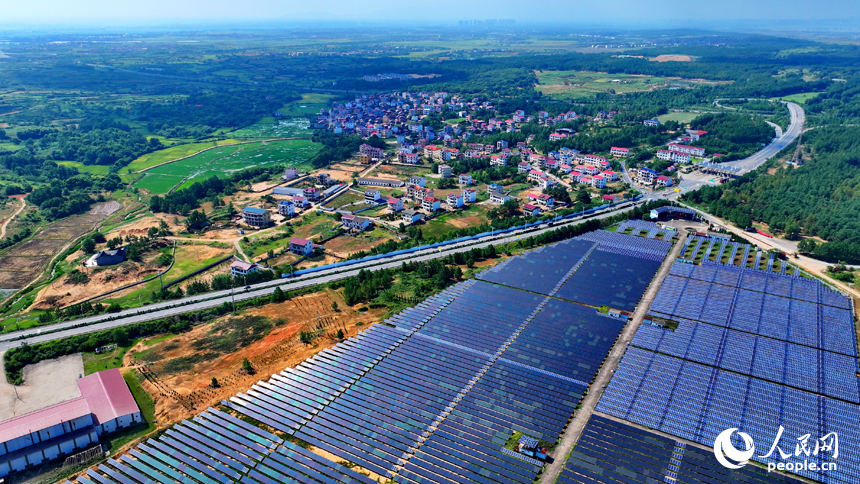南昌市紅谷灘區厚田鎮的一處光伏發電站，連片安裝的光伏發電板整齊排列，源源不斷地向電網輸送電能。人民網 朱海鵬攝