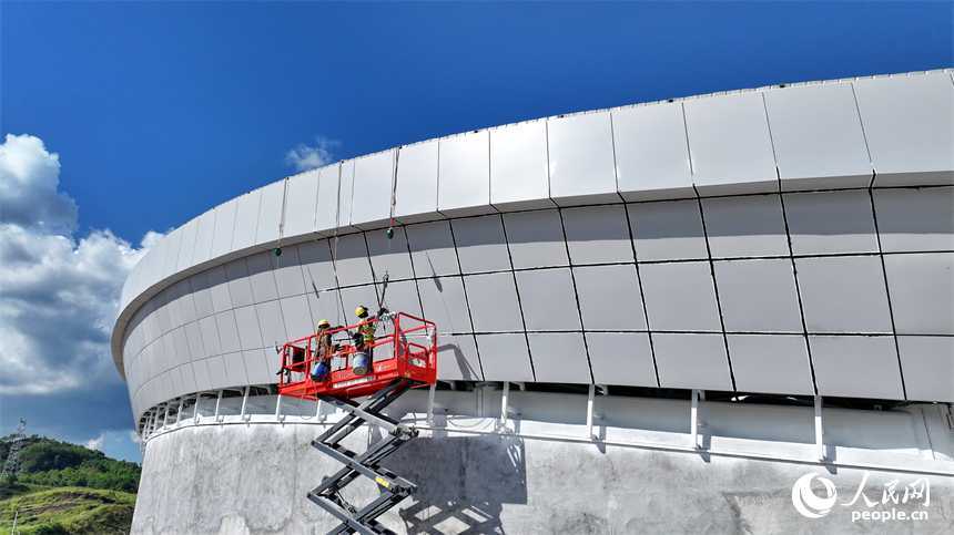 贛州市石城縣西城體育中心項目建設現場，工人冒著高溫在安裝體育場館外立面鋁板。人民網 朱海鵬攝