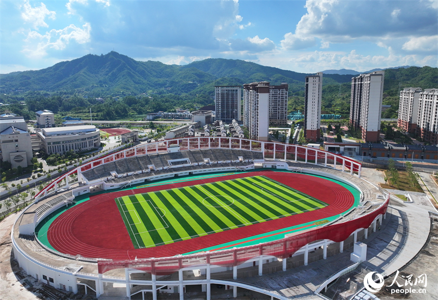 贛州市石城縣西城體育中心項目建設現場，工人冒著高溫在安裝體育場館外立面鋁板。人民網 朱海鵬攝