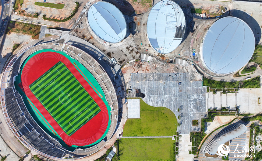 贛州市石城縣西城體育中心項目建設現場，工人冒著高溫在安裝體育場館外立面鋁板。人民網 朱海鵬攝