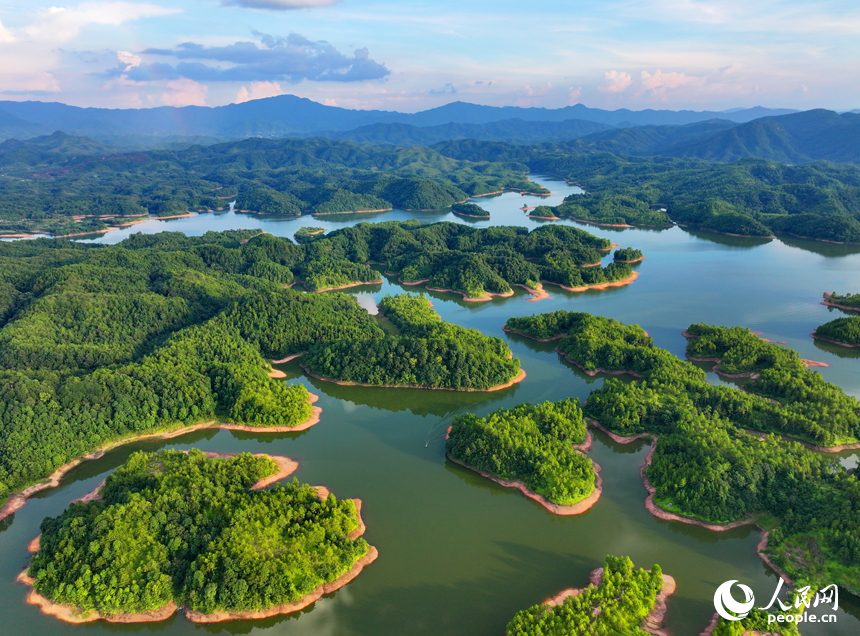 瑞金市日東鄉日東水庫，星羅棋布的小島與碧水、藍天相映成景，構成一幅秀美的生態畫卷。人民網 朱海鵬攝