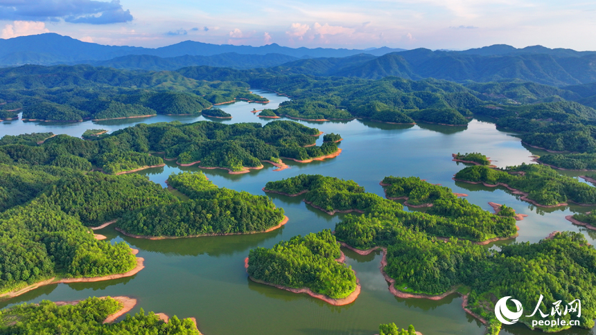 瑞金市日東鄉日東水庫，星羅棋布的小島與碧水、藍天相映成景，構成一幅秀美的生態畫卷。人民網 朱海鵬攝