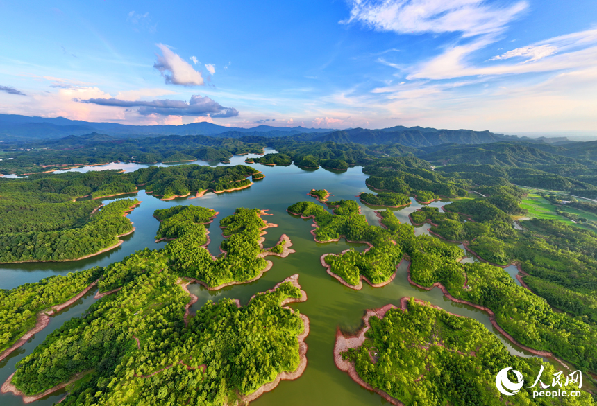 瑞金市日東鄉日東水庫，星羅棋布的小島與碧水、藍天相映成景，構成一幅秀美的生態畫卷。人民網 朱海鵬攝