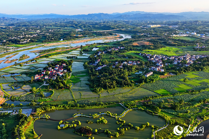 撫州市廣昌縣旴江鎮小港村，旴江河與田園、村莊、橋梁相映成景，宛如一幅秋日山水畫卷。人民網 朱海鵬攝