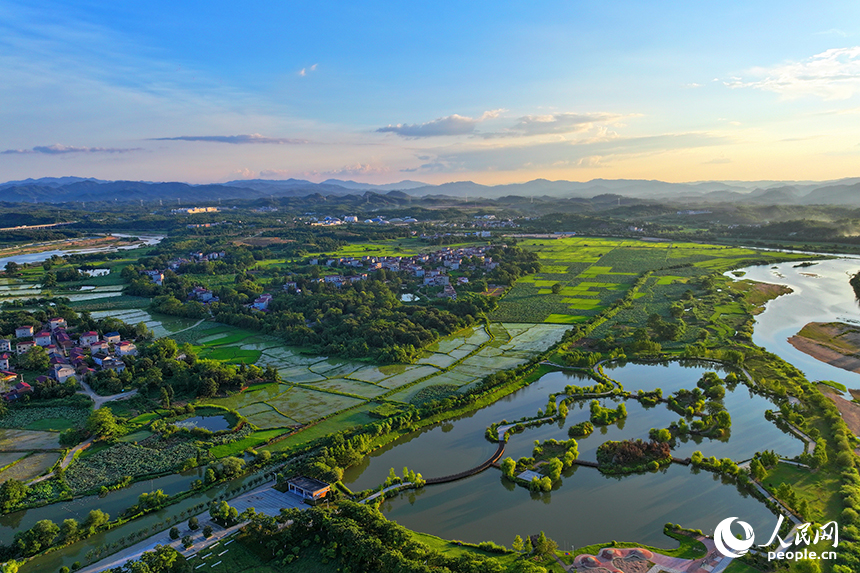 撫州市廣昌縣旴江鎮小港村，旴江河與田園、村莊、橋梁相映成景，宛如一幅秋日山水畫卷。人民網 朱海鵬攝