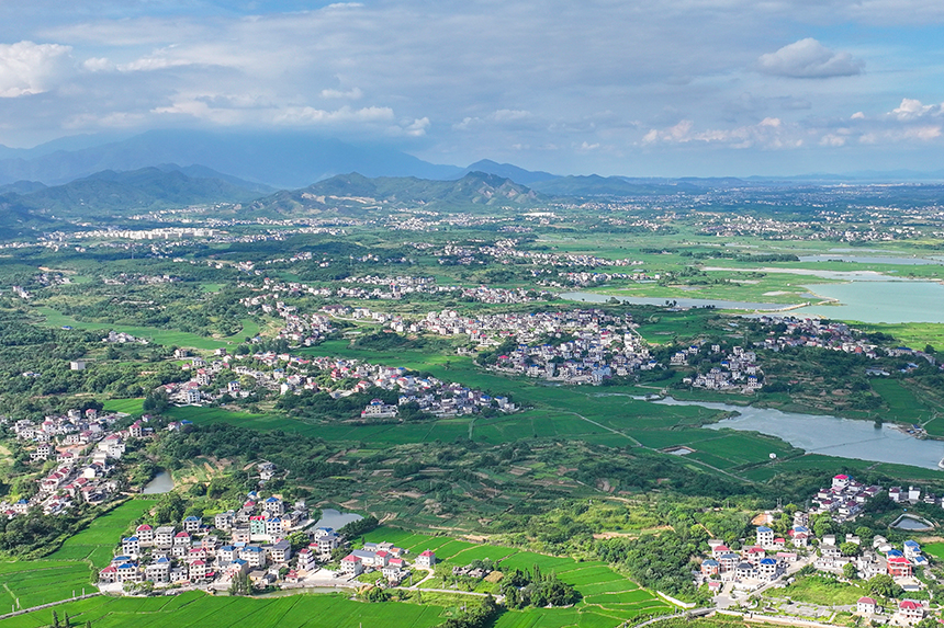 江西共青城市，廣袤的農村大地上一片綠意盎然，山清水秀，呈現出一派生機勃勃的景象。潘成攝