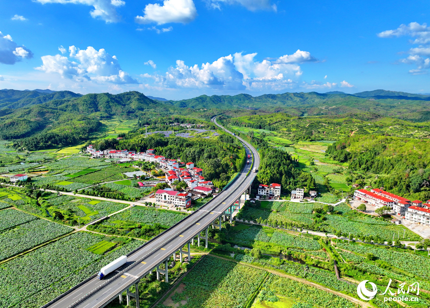 贛州市石城縣小松鎮許坊村，濟廣高速車輛穿行于層巒疊嶂的青山之間，初秋鄉村美景怡人。人民網 朱海鵬攝