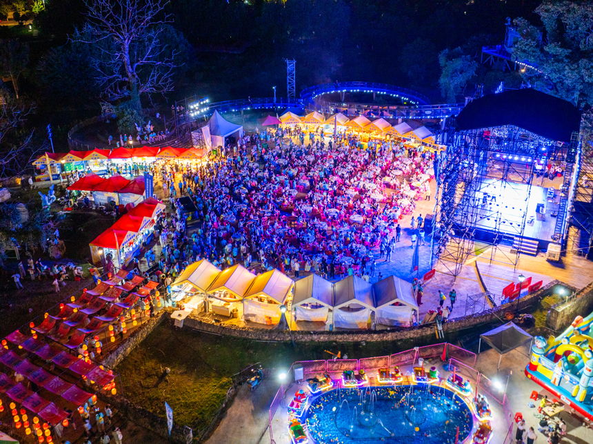 龍蝦啤酒節熱鬧非凡。 陳旅攝