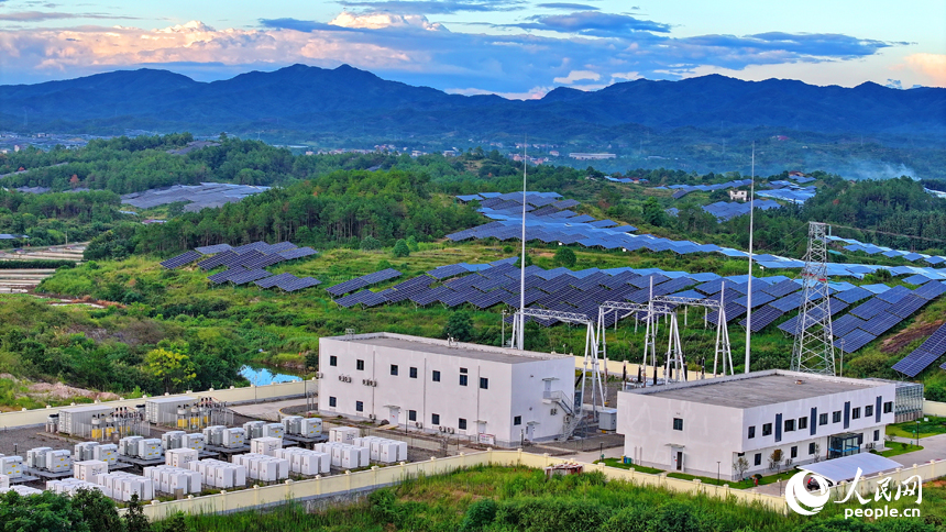 撫州市南豐縣萊溪鄉西山村“農光互補”光伏發電站，?一排排儲能電池實現用電低谷時儲存電能，在用電高峰時釋放電能，提高能源利用效率。人民網 朱海鵬攝