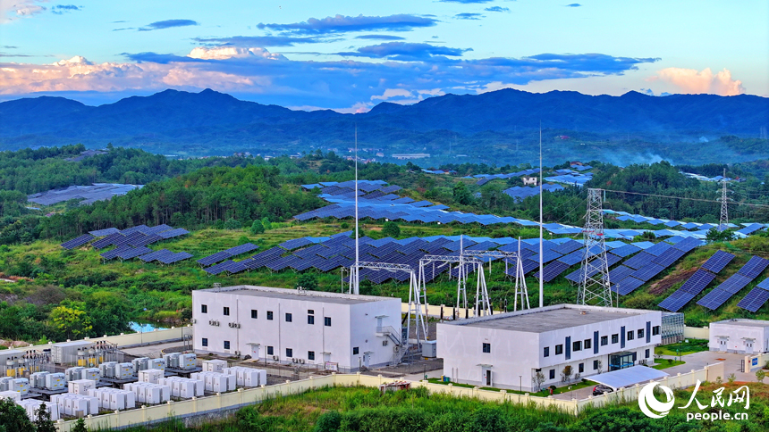 撫州市南豐縣萊溪鄉西山村“農光互補”光伏發電站，?一排排儲能電池實現用電低谷時儲存電能，在用電高峰時釋放電能，提高能源利用效率。人民網 朱海鵬攝