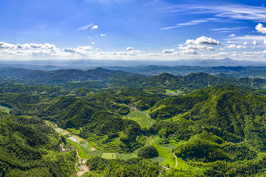 航拍鏡頭下的塘家山村，一派美麗的生態田園畫卷。謝東攝