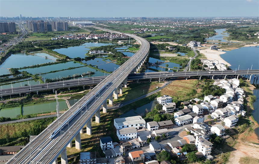 一列試運行動車組行駛在昌九高鐵南昌東區段。胡國林攝